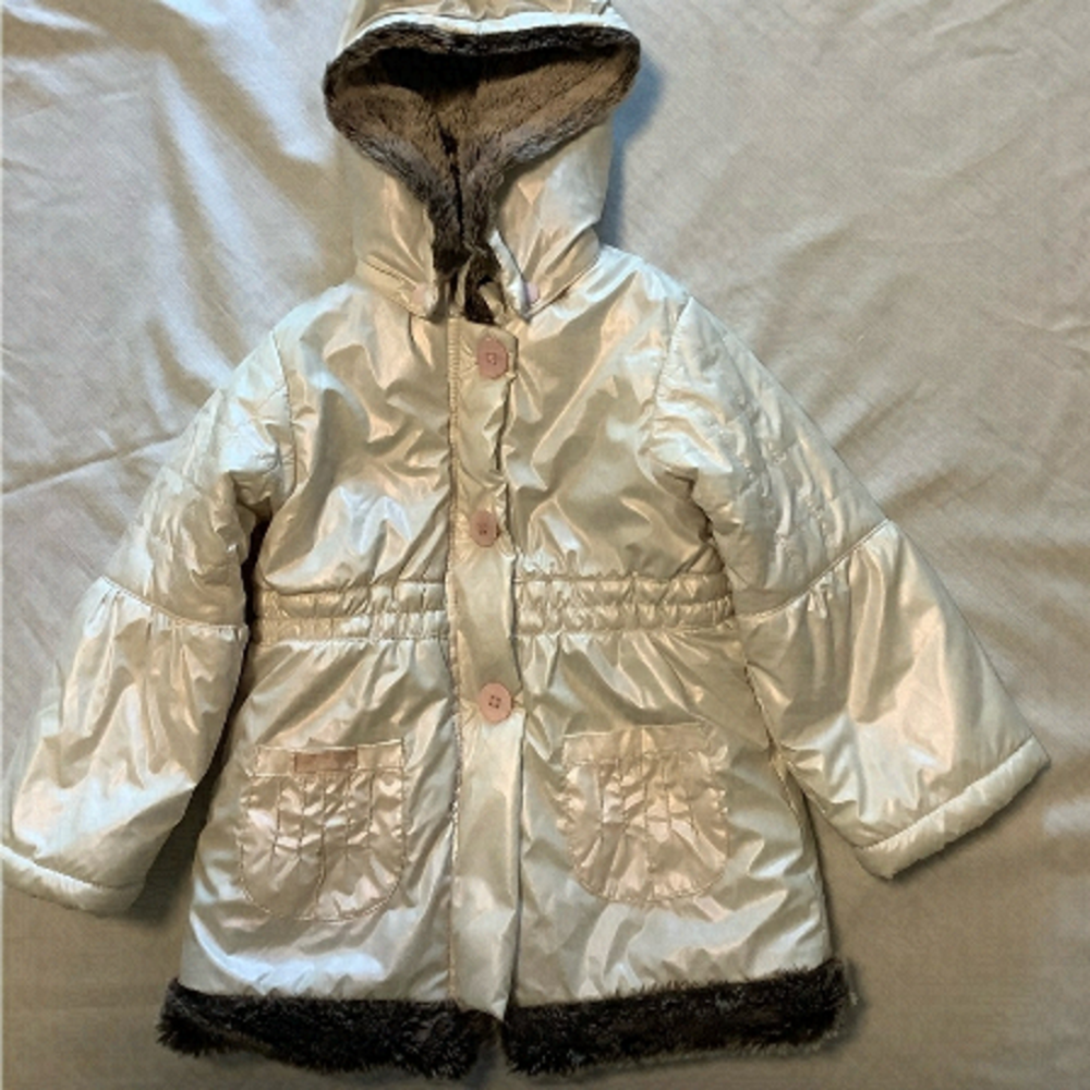 Grain de Blé jacket. Shiny white with pale pink buttons and faux fur. 24 months.